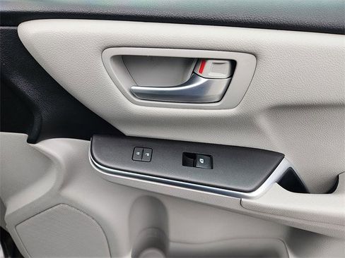 Used 2017 Toyota Camry LE image 34