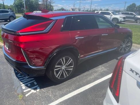 Certified 2024 Cadillac Lyriq Luxury AWD/4WD image 4