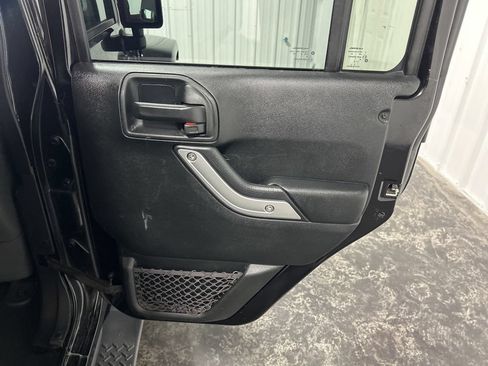 Used 2018 Jeep Wrangler Unlimited Sahara AWD/4WD image 13
