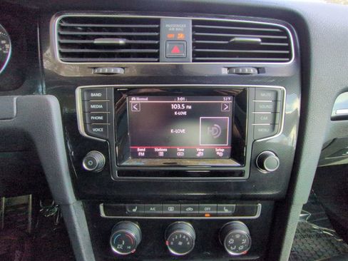 Used 2015 Volkswagen GTI SE image 17