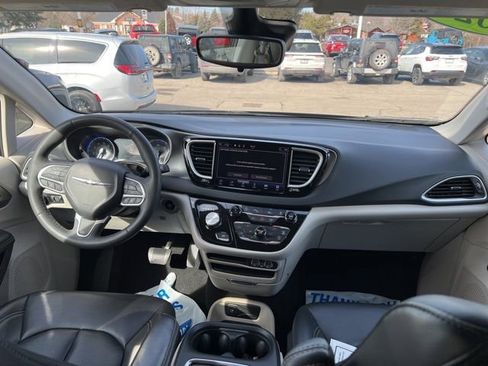 Certified 2023 Chrysler Pacifica Touring-L image 15