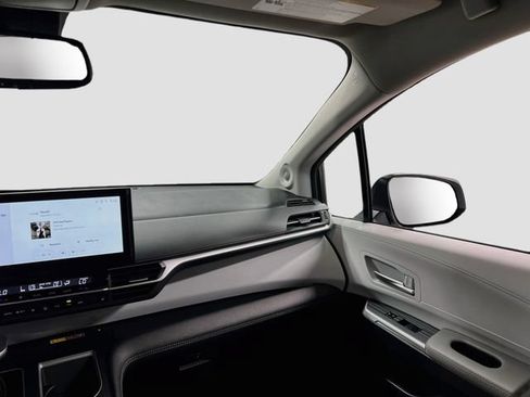 Used 2026 Toyota Sienna XLE FWD image 24