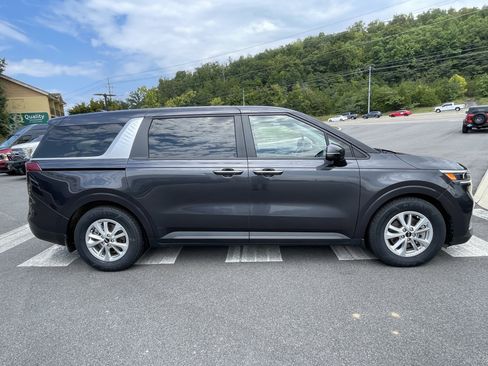 Used 2023 Kia Carnival LX image 4