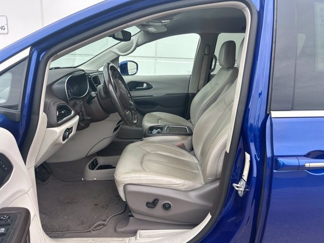 Used 2021 Chrysler Pacifica Touring-L FWD image 19
