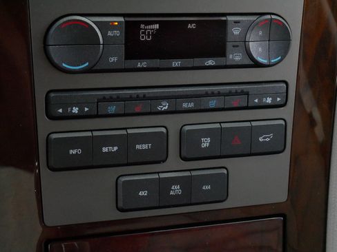 Used 2014 Lincoln Navigator 4WD image 23