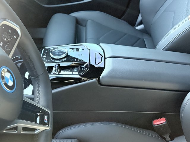 Used 2026 BMW 550e xDrive w/ Executive Package AWD/4WD image 5