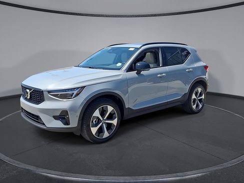 Certified 2026 Volvo XC40 B5 Plus AWD/4WD image 3