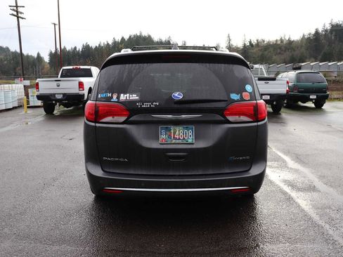 Used 2018 Chrysler Pacifica Touring-L image 6