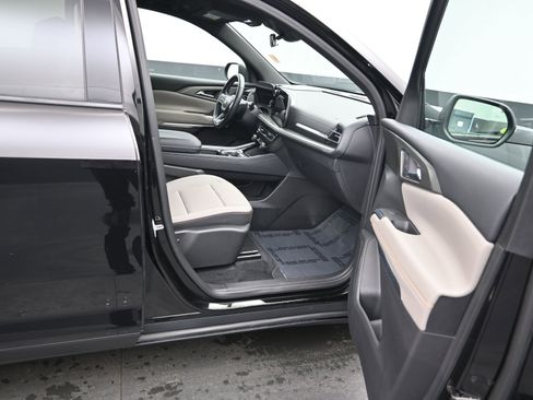 Used 2025 Chevrolet Traverse LT image 13