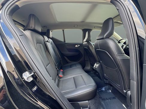 Used 2020 Volvo XC40 T4 Momentum w/ Premium Package image 28