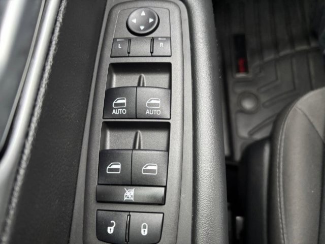 Used 2024 Chrysler Pacifica Touring FWD image 17
