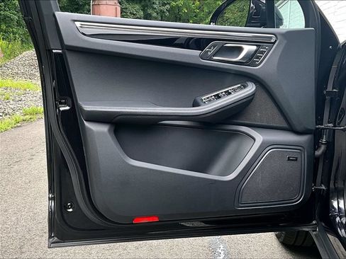 Certified 2025 Porsche Macan AWD/4WD image 28