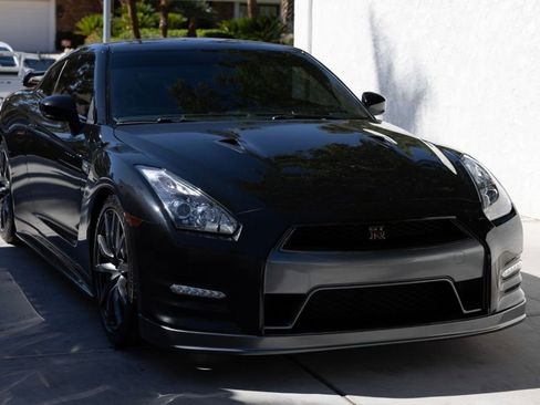 Used 2014 Nissan GT-R Premium image 3