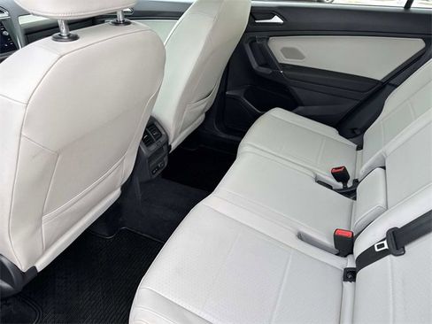 Used 2020 Volkswagen Tiguan SE w/ Panoramic Sunroof Package image 14