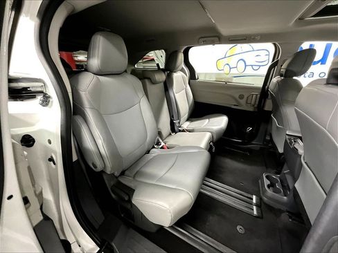 Used 2024 Toyota Sienna XLE FWD image 16