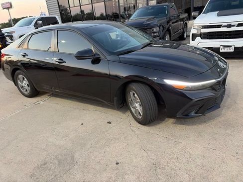 Used 2025 Hyundai Elantra SE FWD image 7