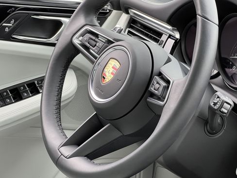 Certified 2025 Porsche Macan image 32