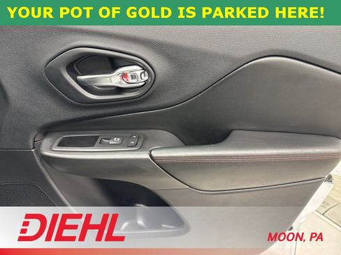 Used 2019 Jeep Cherokee Trailhawk image 17