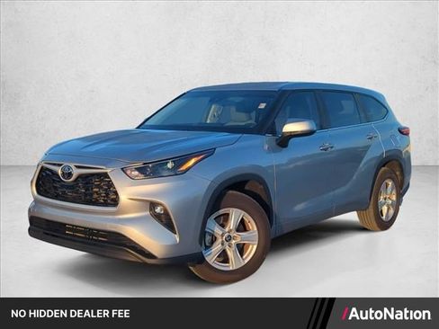 Used 2023 Toyota Highlander LE FWD image 1