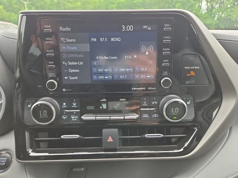 Used 2022 Toyota Highlander XLE AWD/4WD image 25