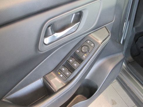 Used 2024 Nissan Rogue SV image 26