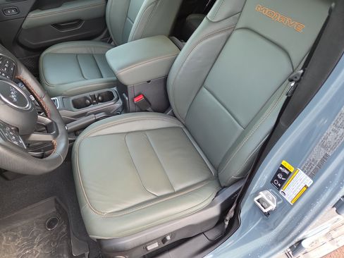 Used 2024 Jeep Gladiator Mojave image 13