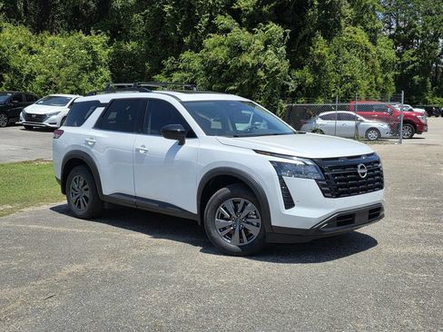 New 2026 Nissan Pathfinder SV w/ SV Premium Package FWD image 2