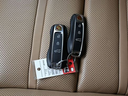 Used 2023 Porsche Cayenne Platinum Edition image 34