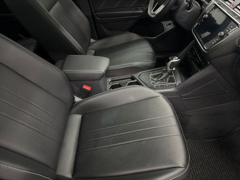Used 2024 Volkswagen Tiguan SE w/ Panoramic Sunroof Package image 31