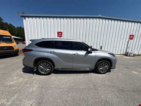 Used 2025 Toyota RAV4 LE AWD/4WD image 4