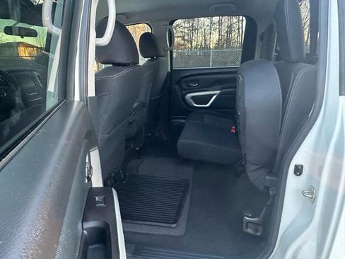 Used 2019 Nissan Titan SV image 20