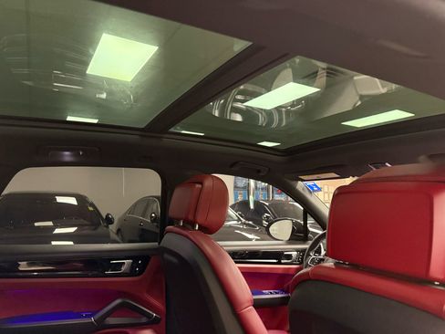 Used 2020 Porsche Cayenne S image 22