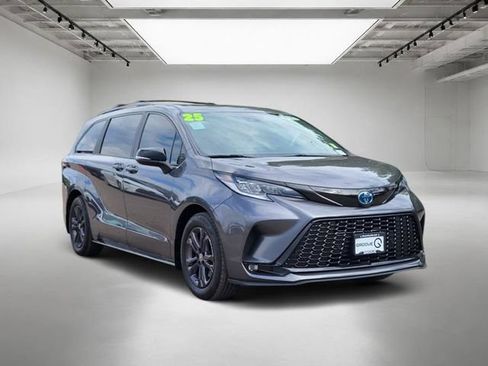 Used 2025 Toyota Sienna XSE w/ XSE Premium Package AWD/4WD image 8