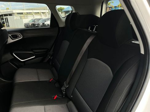 Used 2025 Kia Soul LX w/ LX Technology Package FWD image 25