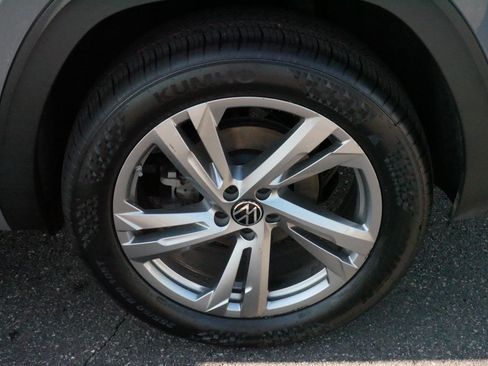 Certified 2024 Volkswagen Atlas Cross Sport SEL R-Line AWD/4WD image 15