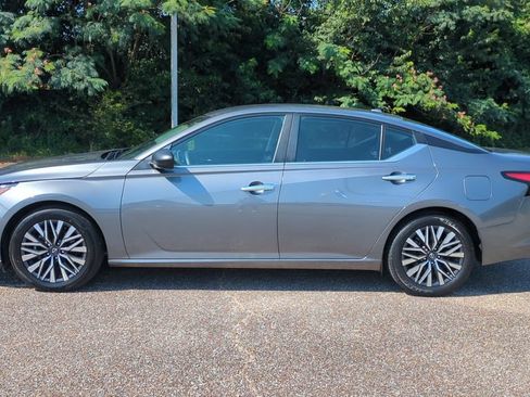 Used 2024 Nissan Altima 2.5 SV FWD image 8