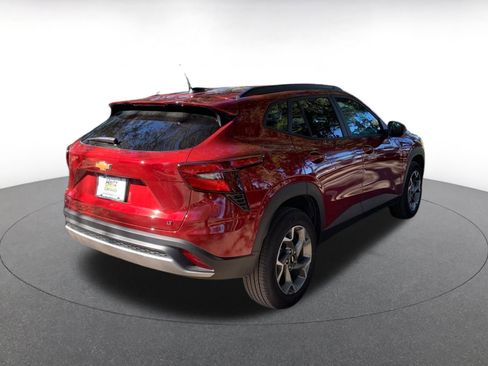Used 2025 Chevrolet Trax LT w/ LT Convenience Package image 7