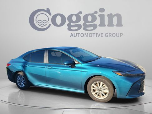 Used 2025 Toyota Camry LE w/ Convenience Package FWD image 2