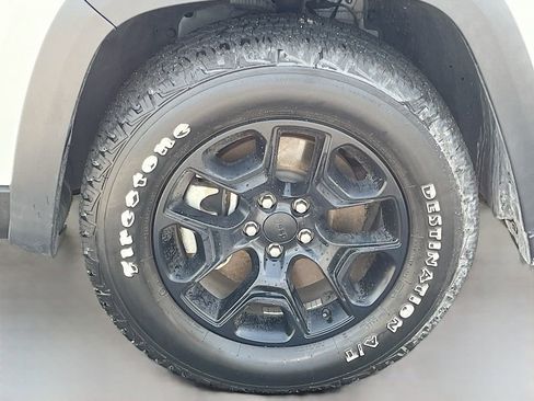Used 2022 Jeep Cherokee Latitude w/ Trailer Tow Group AWD/4WD image 30