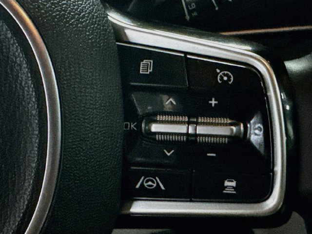 Certified 2023 Kia Carnival EX FWD image 17