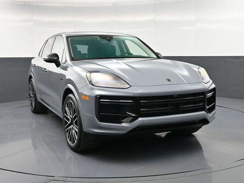 Certified 2025 Porsche Cayenne Turbo image 9