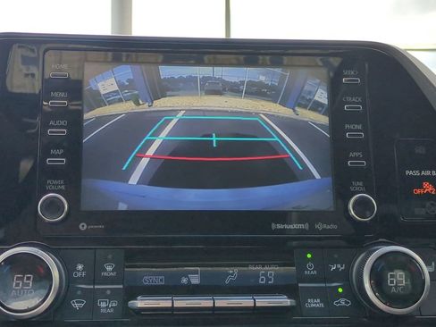 Used 2021 Toyota Highlander XLE FWD image 21