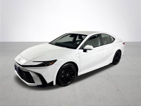 Used 2025 Toyota Camry SE image 2