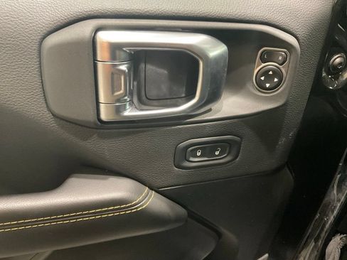 Used 2025 Jeep Wrangler Unlimited Sahara AWD/4WD image 7