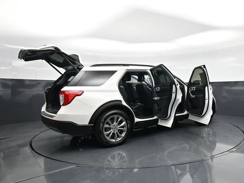 Certified 2021 Ford Explorer XLT w/ Equipment Group 202A RWD image 6