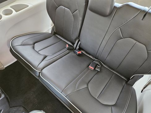 New 2024 Chrysler Pacifica Limited w/ Uconnect Theater Family Group image 31