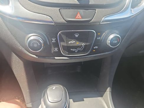 Used 2020 Chevrolet Equinox LT FWD image 17