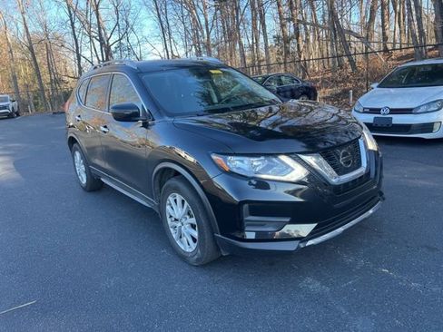 Used 2017 Nissan Rogue SV image 3