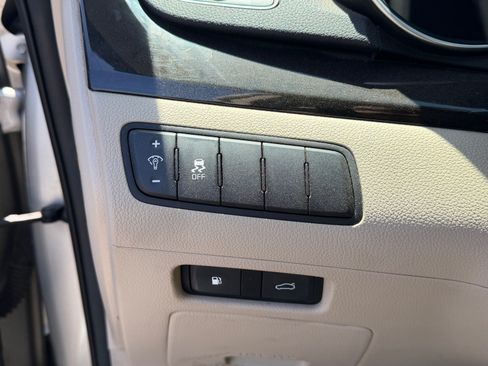 Used 2014 Kia Cadenza Premium w/ Luxury Package FWD image 11