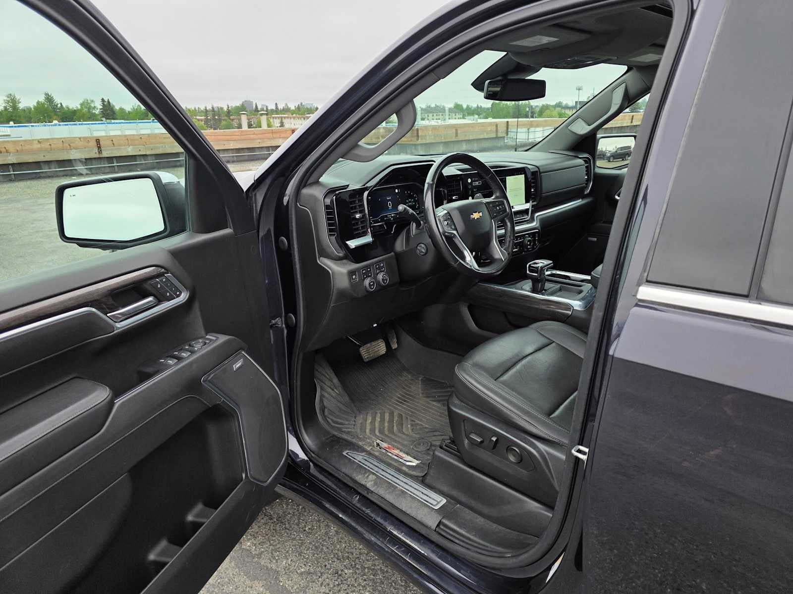 Used 2022 Chevrolet Silverado 1500 LTZ AWD/4WD image 19